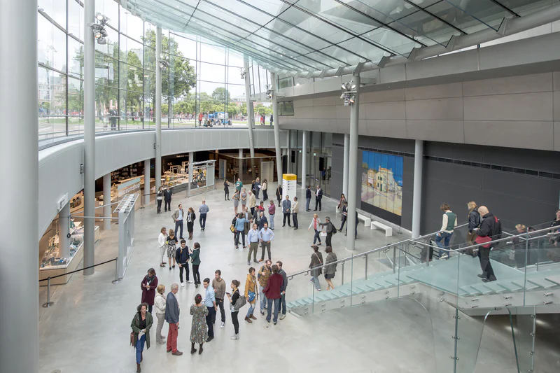 Museumbezoekers in de entreehal, fotograaf: Jan Kees Steenman.